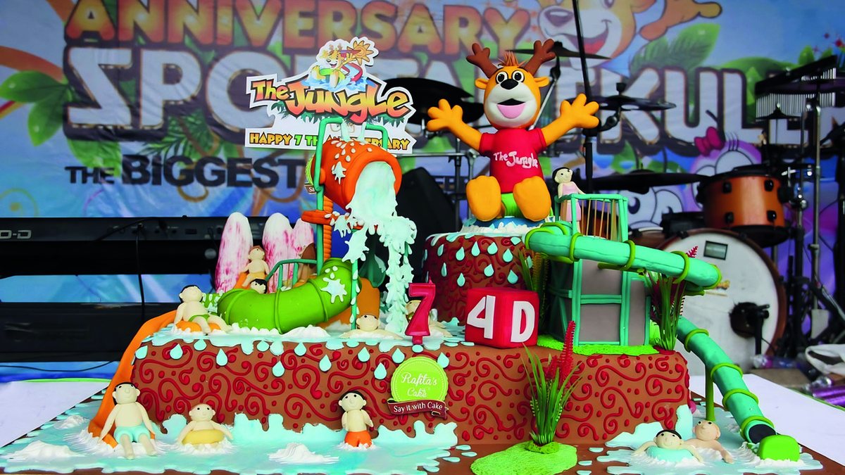 Kue tematik besar untuk perayaan anniversary